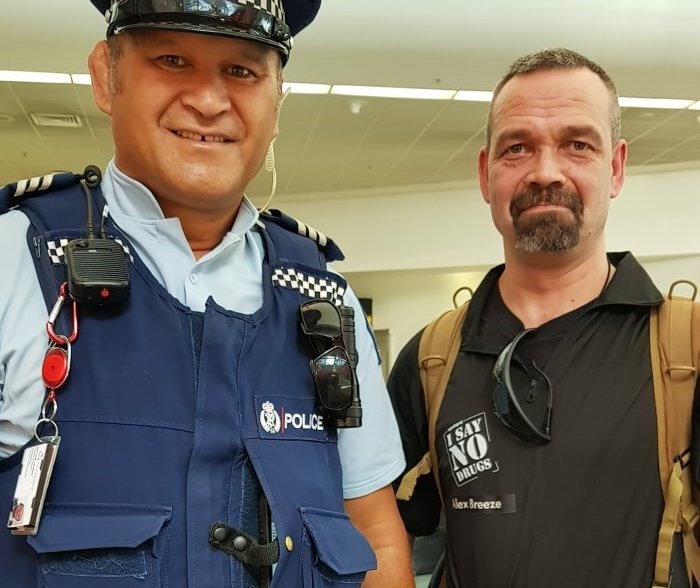 Alex Breeze, I SAY NO DRUGS, på uppdrag i Nya Zeeland. Här tillsammans med en polis.