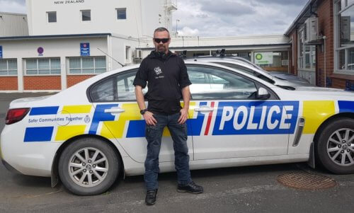 Nya Zeeland tar emot Alex Breeze, I SAY NO DRUGS, här vid polisbil.
